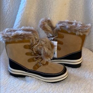 Brand New Women’s Snow Fuzzy Boots